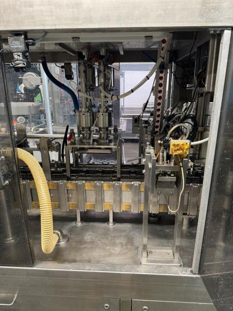 Galdi RG21 - 2000 Filling machine Gabletop with cap applicator (6)