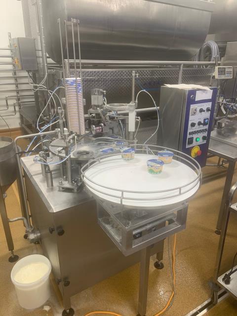Becherfüller für Joghurt von Zootechnika, Rundläufer, 800 - 1.000 Becher/h
