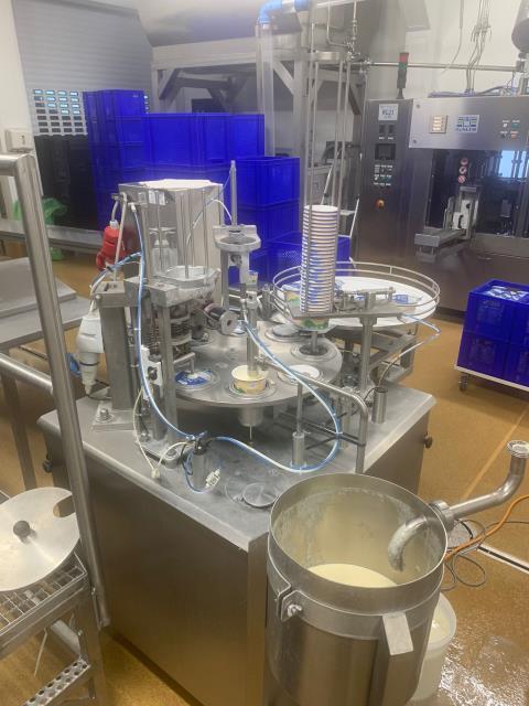 Becherfüller für Joghurt von Zootechnika, Rundläufer, 800 - 1.000 Becher/h (3)