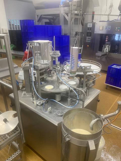 Becherfüller für Joghurt von Zootechnika, Rundläufer, 800 - 1.000 Becher/h (4)
